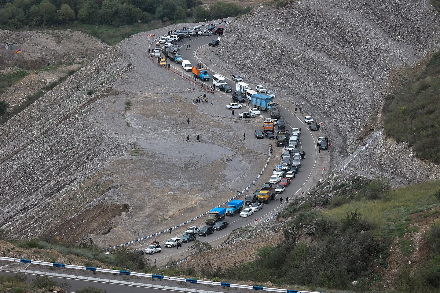 En konvoj av armeniska flyktingar försöker ta sig från enklaven Nagorno-Karabakh till Armenien.