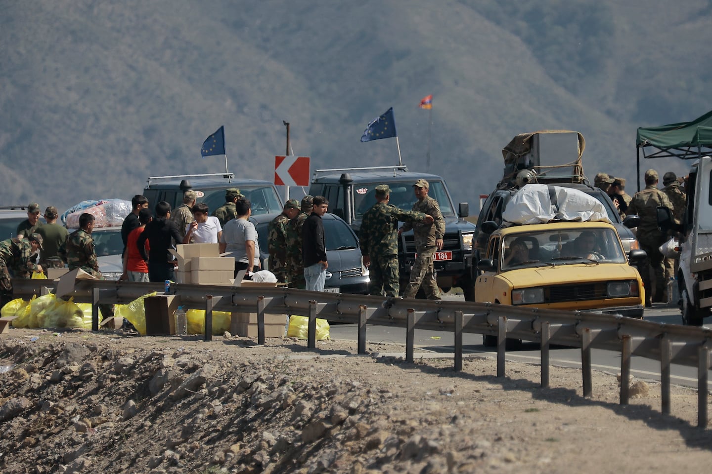 Kilometerlånga bilköer ut ur Nagorno-Karabach på fredagen.