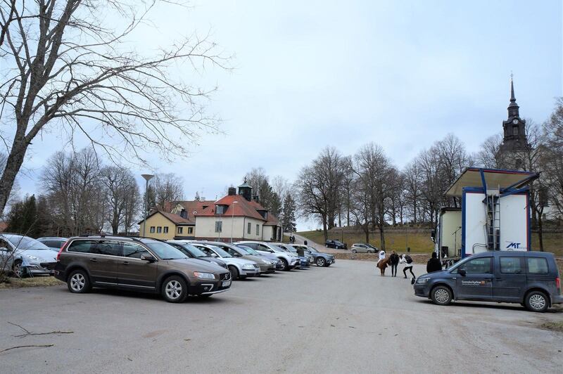 Ett hundratal personer kom i sina bilar när Västerlövsta kyrka kallade till drive in-gudstjänst.