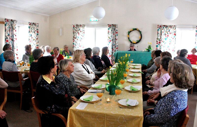 Deltagarna på kvinnofrukosten får ta del av godsaker som Helen Eugenzon och medarbetarna har tagit fram.