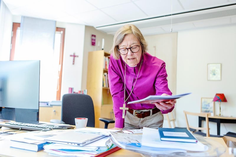 SKRIVBORD. Peter Halldorfs senaste bok ligger på Eva Brunnes skrivbord, från vilket hon kan blicka ut mot Klara kyrka i centrala Stockholm.