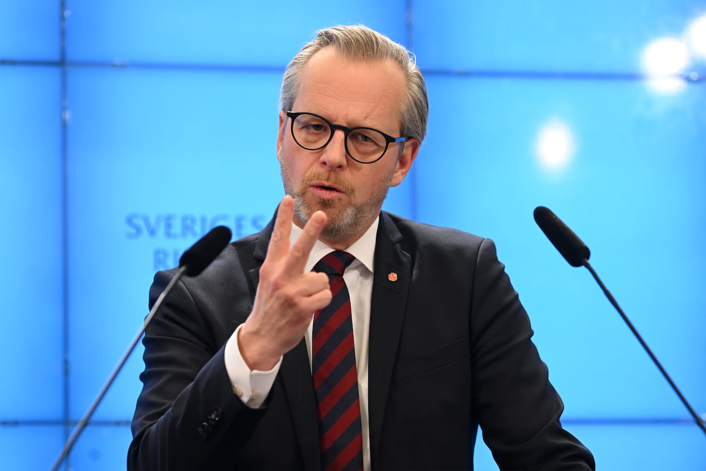 Mikael Damberg presenterar Socialdemokraternas budgetförslag inför 2023 vid en pressträff i riskdagens presscenter.