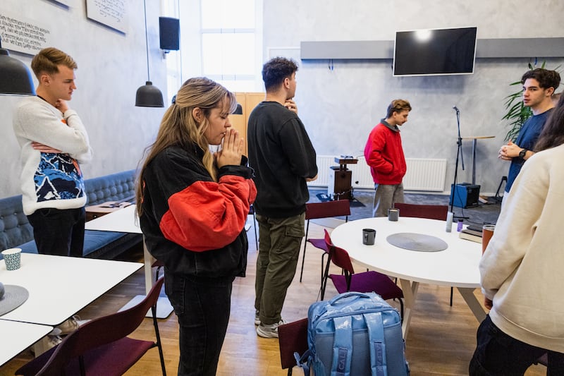 Team från USA berättar om Jesu kärlek bland shoppande svenskar. Dagen följde Carry the love-teamet under en dag av evangelisation och upptäckande av Guds tankar för individen.