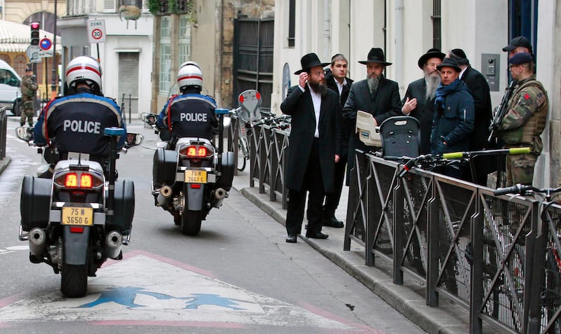 Poliser patrullerar framför synagogan Rue Pavee som ligger i hjärtat av det judiska kvarteret i Paris.
