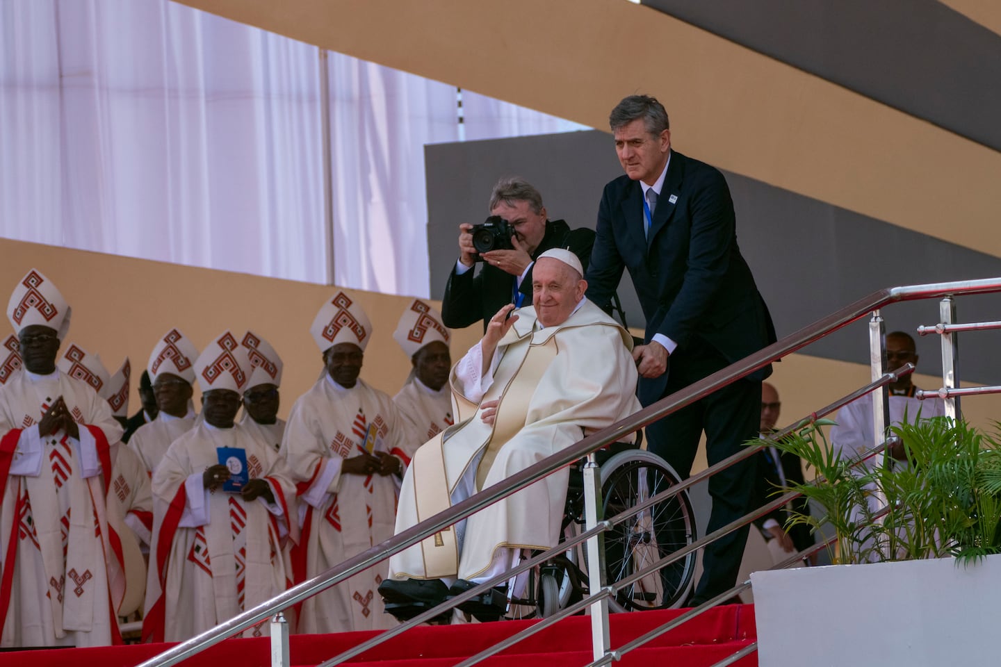 Påven Franciskus vinkar från en rullstol efter att ha firat mässa på Ndolo flygplats i Kinshasa, Kongo